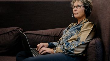 kvinde arbejder hjemmefra i sofa