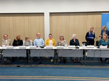 Kredsbestyrelsen til den virtuelle generalforsamling 2025 fra venstre Thomas Nedergaard, Tilde Brokholm, Pernille Sværke, May-Britt Mygh, Henning Johansen, Line Fuglkjær, Henriette Hoffmann, Marianne Lillevang samt dirigent Mette Schousboe, formand for Finansforbundet Dorrit Brandt og politisk konsulent Malene Amby Bloch