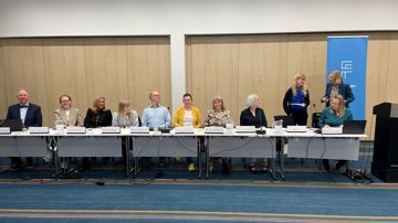 Kredsbestyrelsen til den virtuelle generalforsamling 2025 fra venstre Thomas Nedergaard, Tilde Brokholm, Pernille Sværke, May-Britt Mygh, Henning Johansen, Line Fuglkjær, Henriette Hoffmann, Marianne Lillevang samt dirigent Mette Schousboe, formand for Finansforbundet Dorrit Brandt og politisk konsulent Malene Amby Bloch
