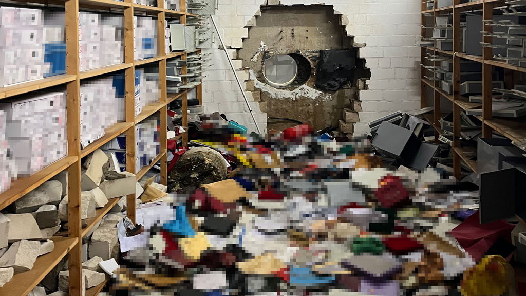 Røvere har boret hul i væggen til en bankboks