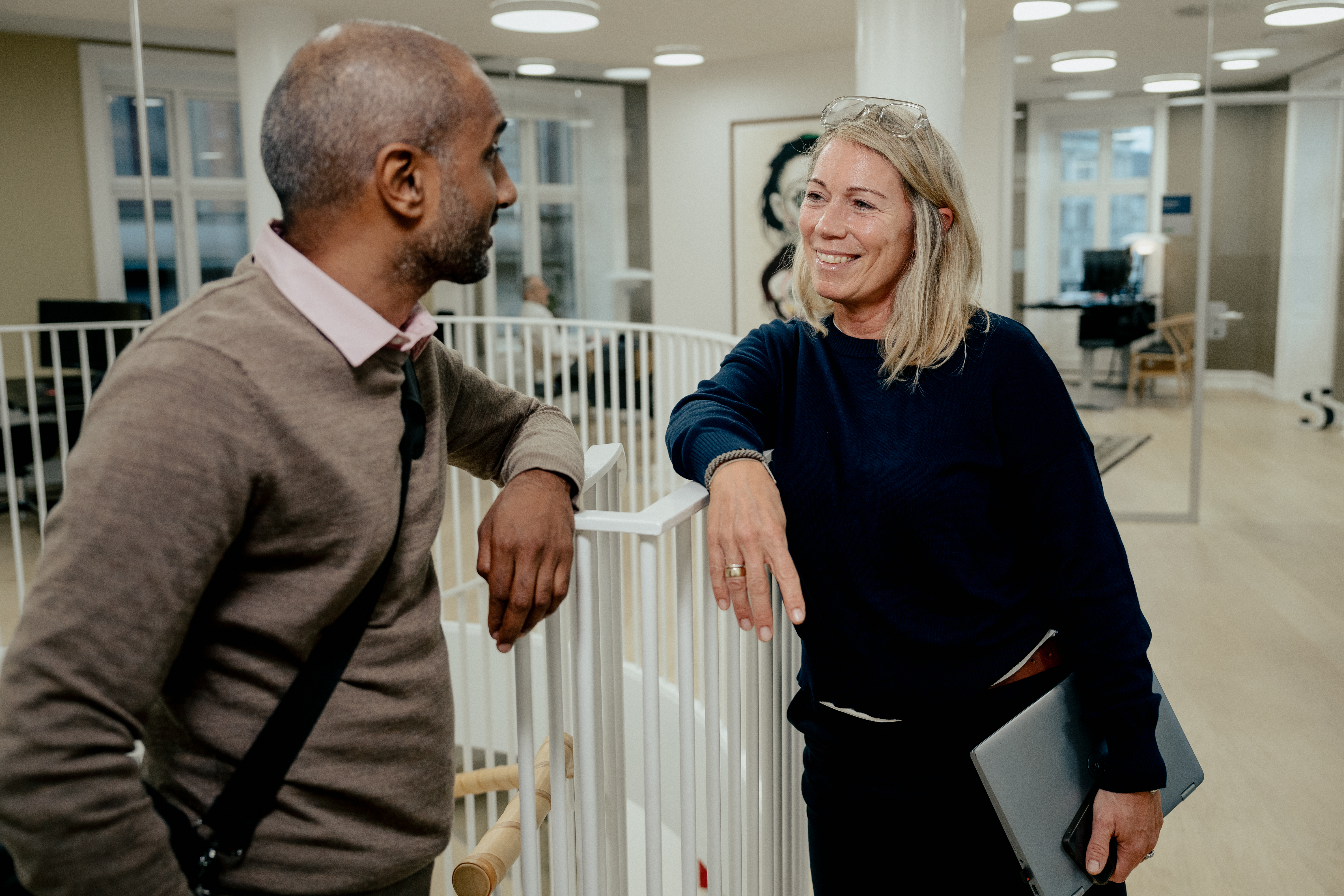 en mand og en kvinde der taler sammen