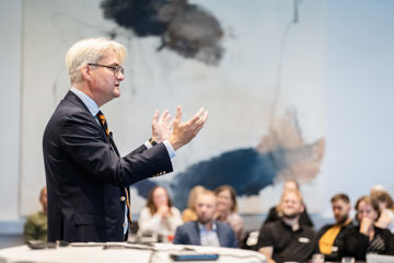 Søren Pind holder oplæg for deltagerne på seminar for tillidsvalgte 2024
