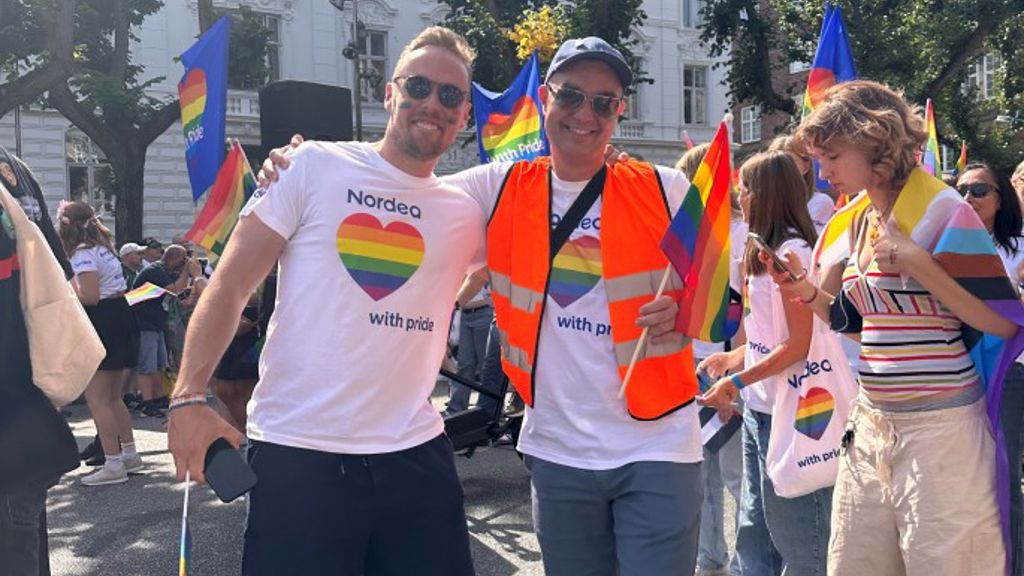 Jan Strange Lithander (t.v.) og Daniel Hansen til Copenhagen Pride 2023 i Nordeas pride-optog