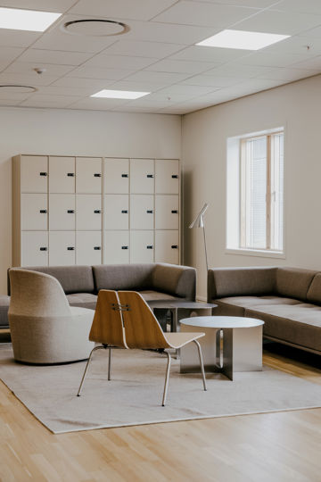 Skabe og en sofagruppe i Finansforbundets nyrenoverede hus.
