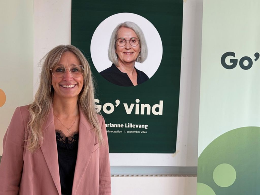 Formand for Finansforbundet Jyske Bank Kreds står foran et billede af Marianne Lillevang