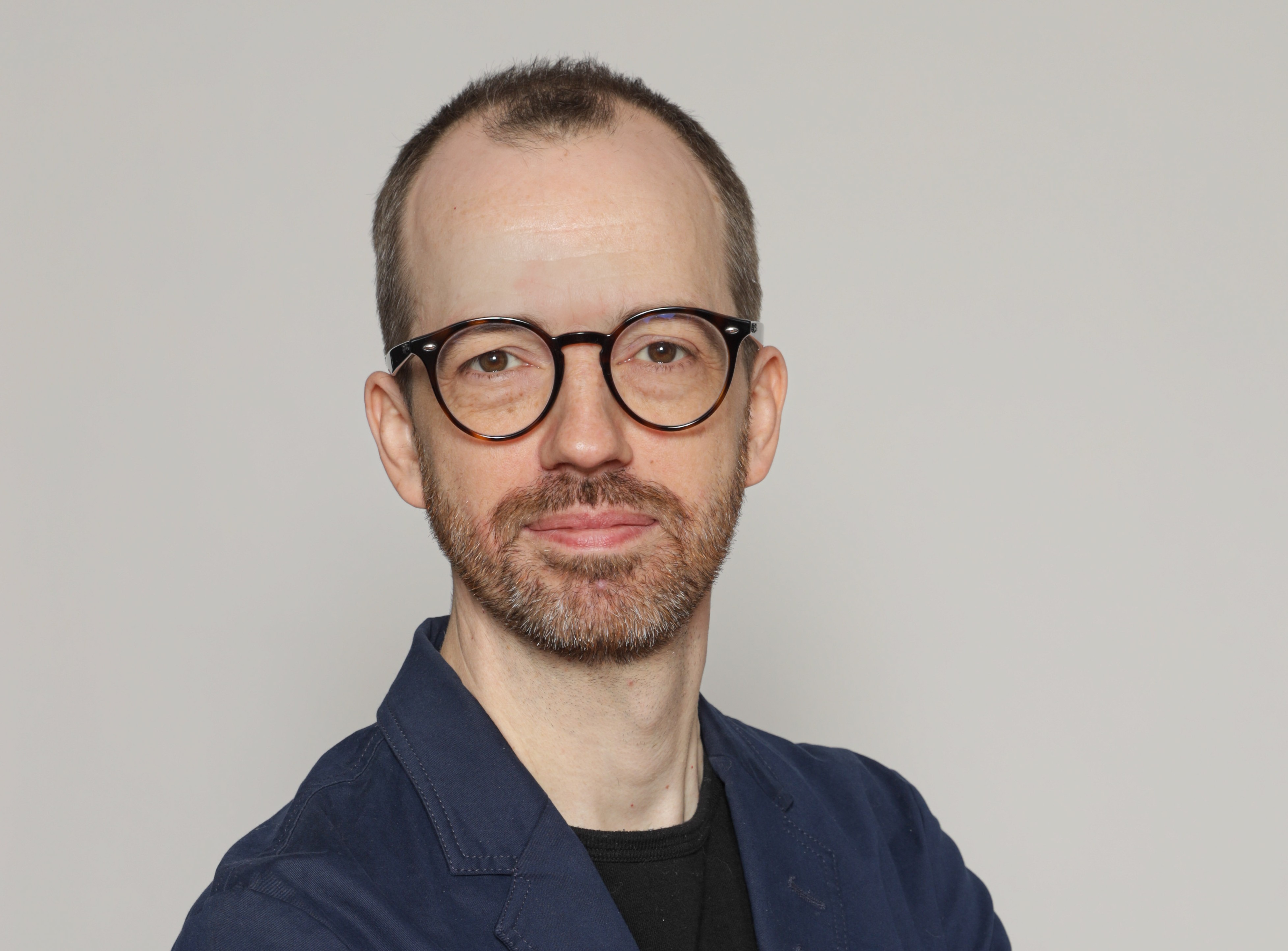 johan med briller ser i kameraet