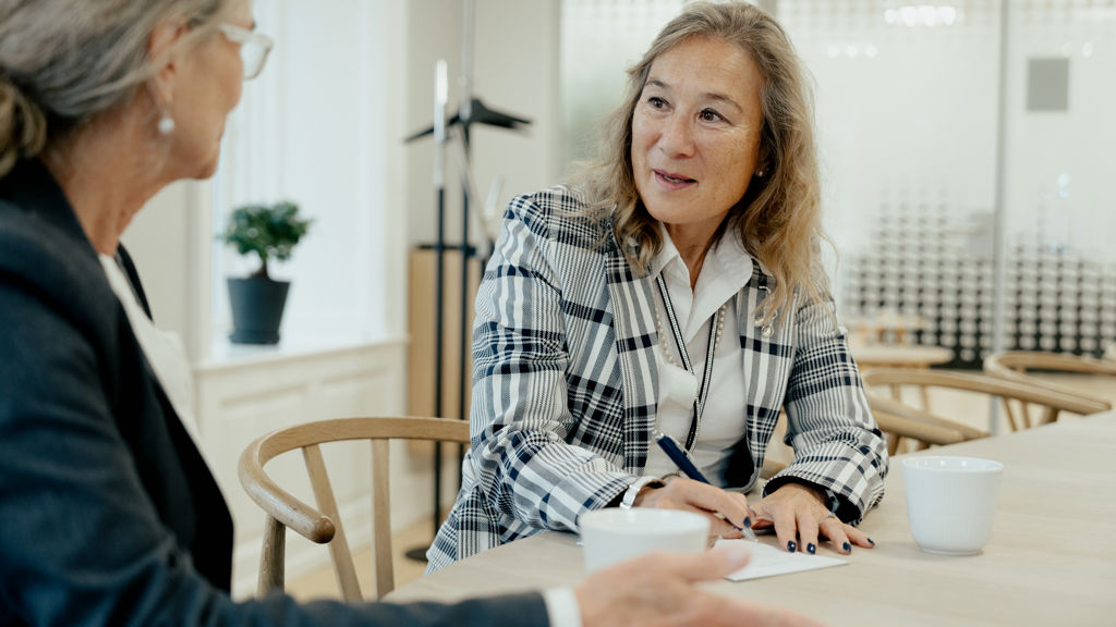 To kvindelige kollegaer snakker sammen
