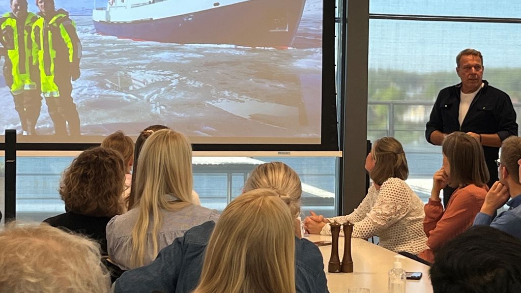 Medlemmer deltager på medlemsmøde med Mikkel Beha i kantinen i Silkeborg