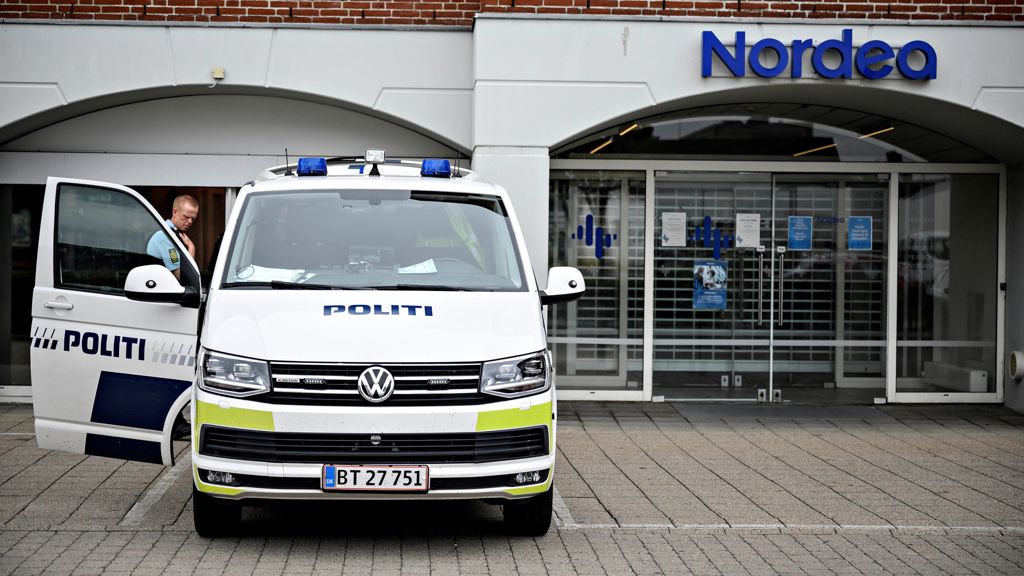 politibil holder ude foran Nordea