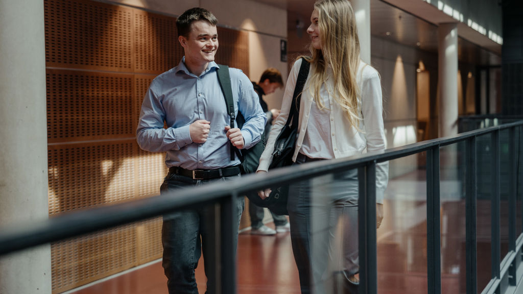 to studerende går i mod forelæsning 