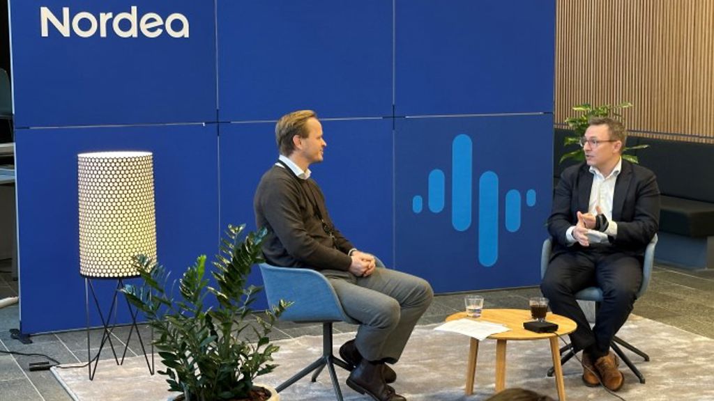 Formand Kasper Skovgaard Pedersen i samtale med bankdirektør Mads Skovlund Pedersen