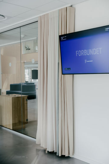 En skærm og gardiner i et mødelokale
