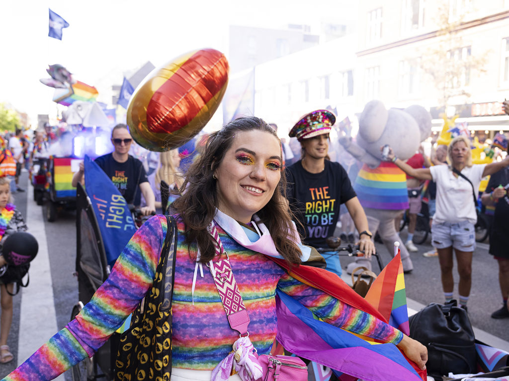 Pride billede, farverig kvinde i optog