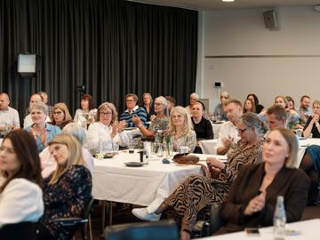 Deltagerne klapper i salen