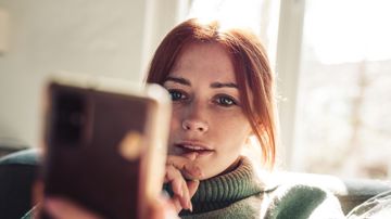 kvinde kigger på sin telefon