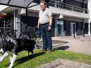 Carsten Bahs med hans servicehund