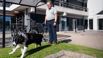 Carsten Bahs med hans servicehund