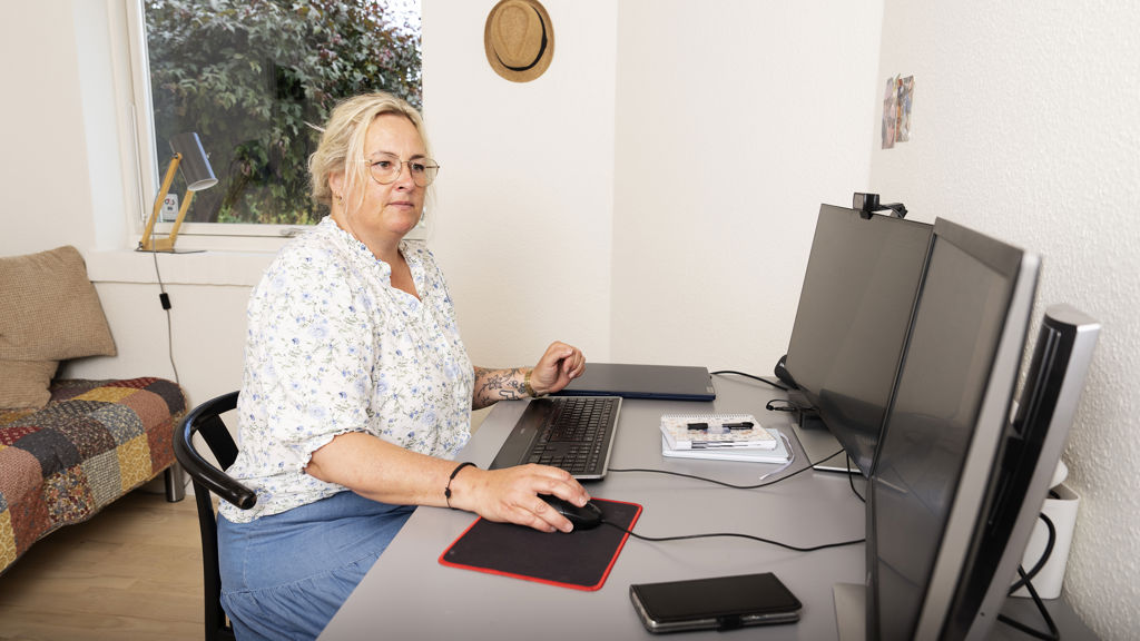 marie Katborg ved computeren i sin stue