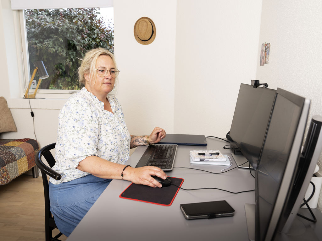 marie Katborg ved computeren i sin stue