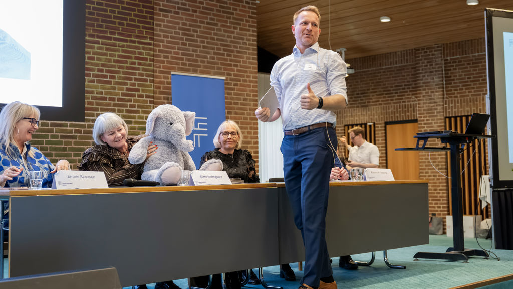 Peter Brun havde en elefantbamse med på scenen