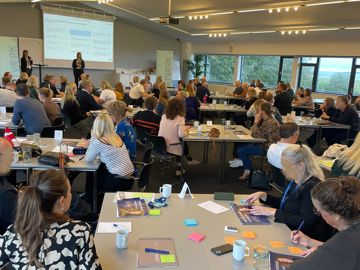 Sal fyldt med netværksdeltagere