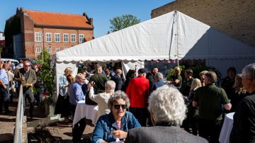 Folk i telt til 100 års jubilæum