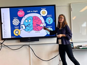 Underviser til netværk ved en fjernsynskærm