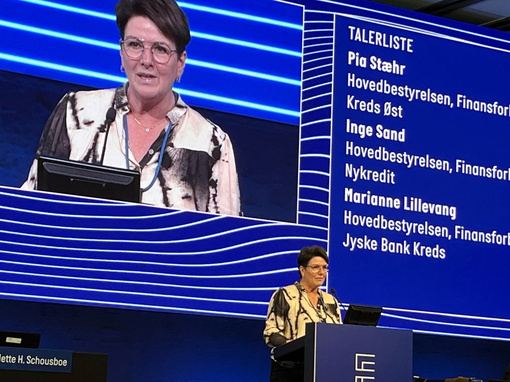 Emmeline på talerstol