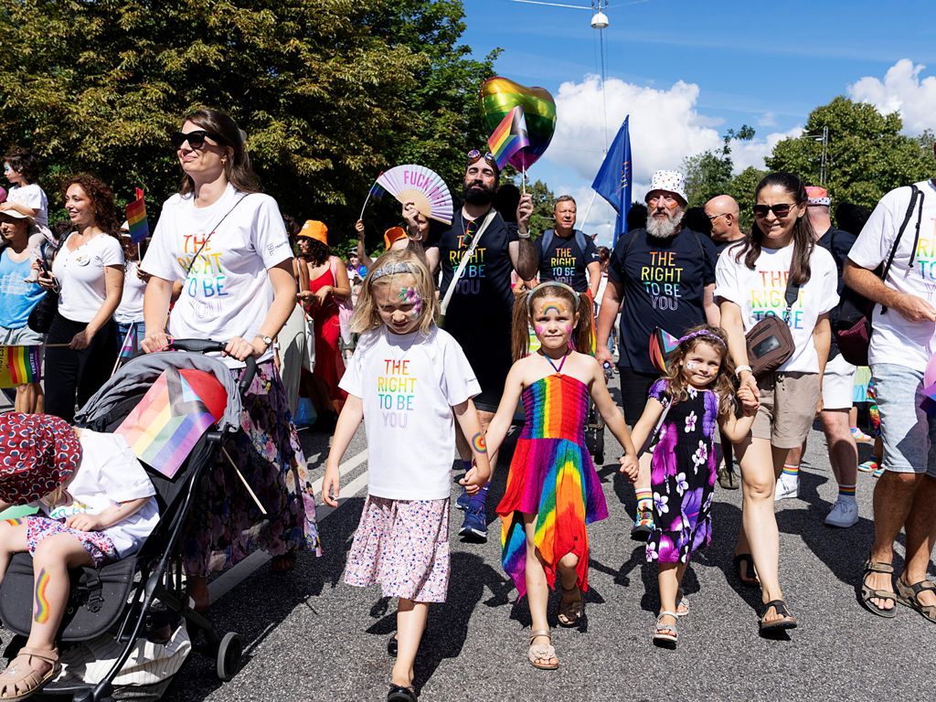 Pride billede, optog med mange børn