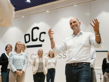 oplægsholder Jesper Mathiesen står foran 8 tillidsrepræsentanter og fortæller med fagter om bias