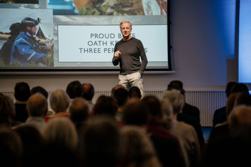 Steffen Kretz står på foredragsscene