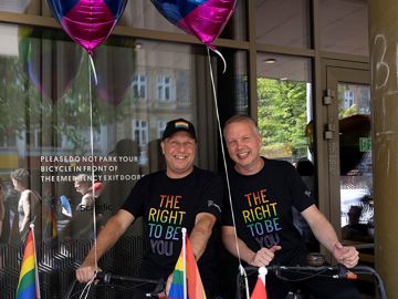 Pride billede, næstformænd med store smil og balloner på cykelvogne