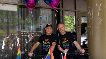 Pride billede, næstformænd med store smil og balloner på cykelvogne