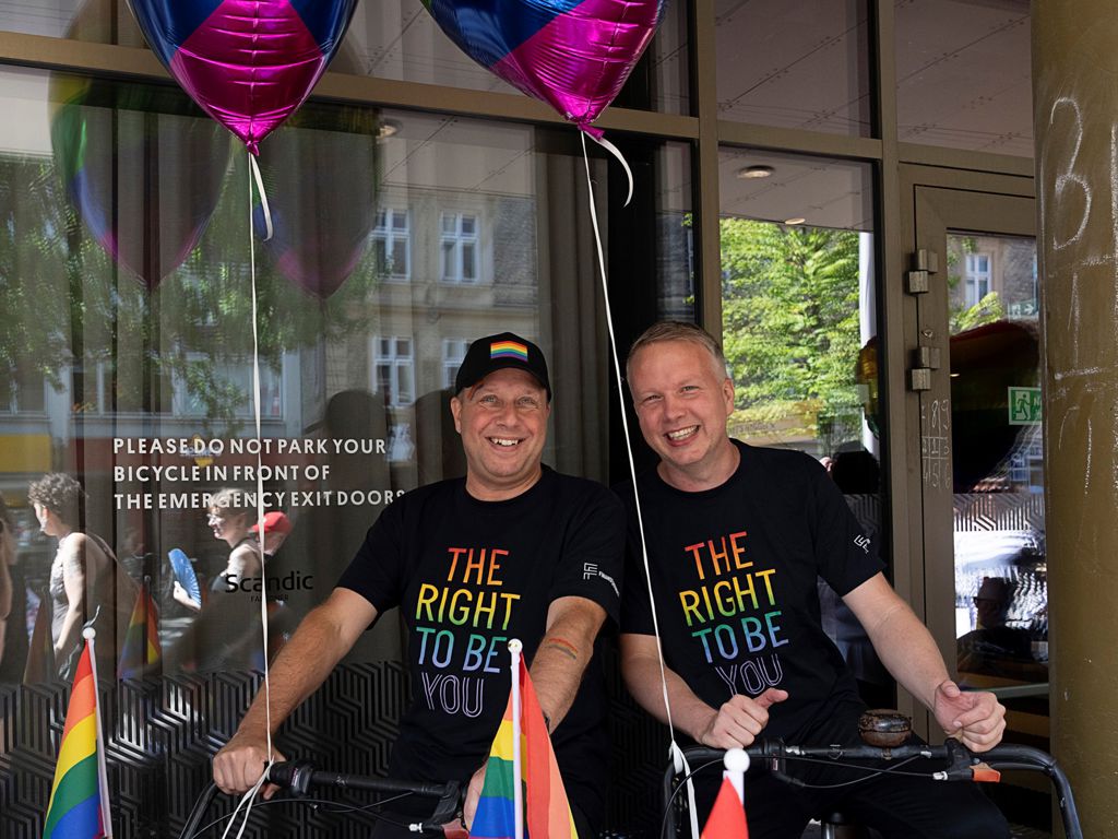Pride billede, næstformænd med store smil og balloner på cykelvogne