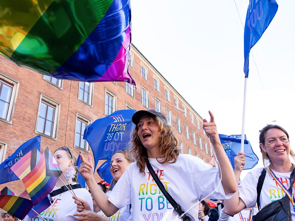 Pride billede, glade mennesker i optog