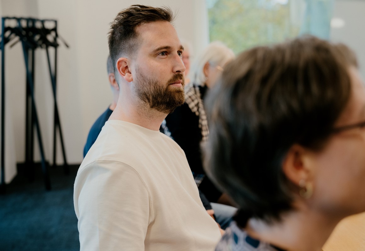 en mand lytter koncentreret