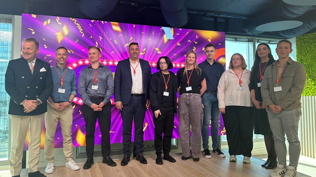 Hackathon BEC folk på scenen