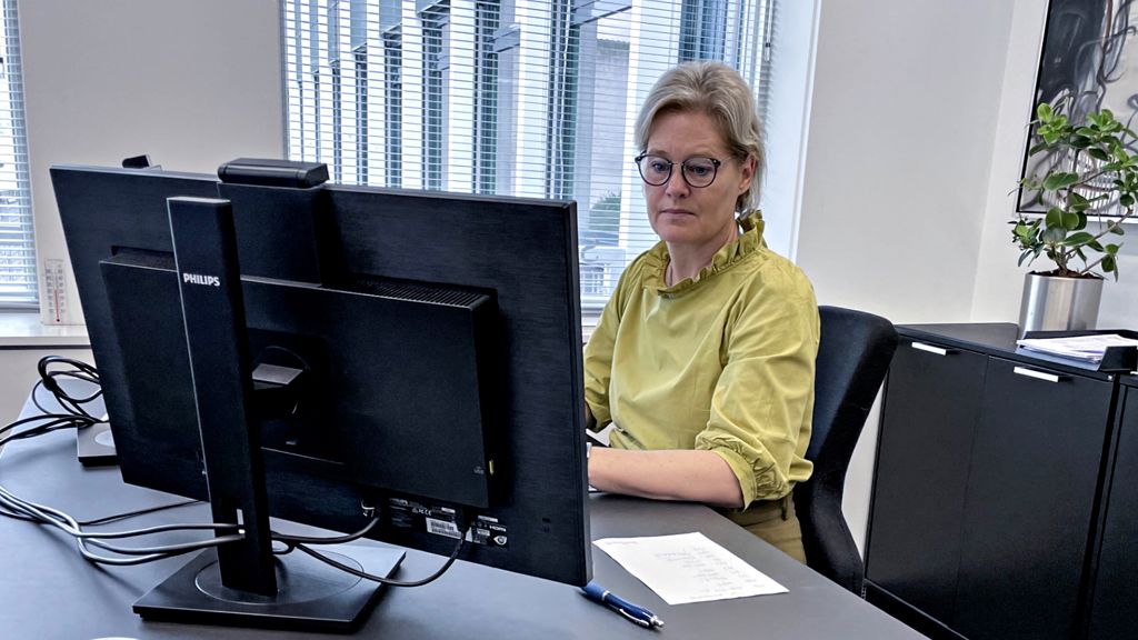 Kvinde sidder ved pc i Sydbank
