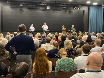 Karsten Breum taler ved Debat med direktionen