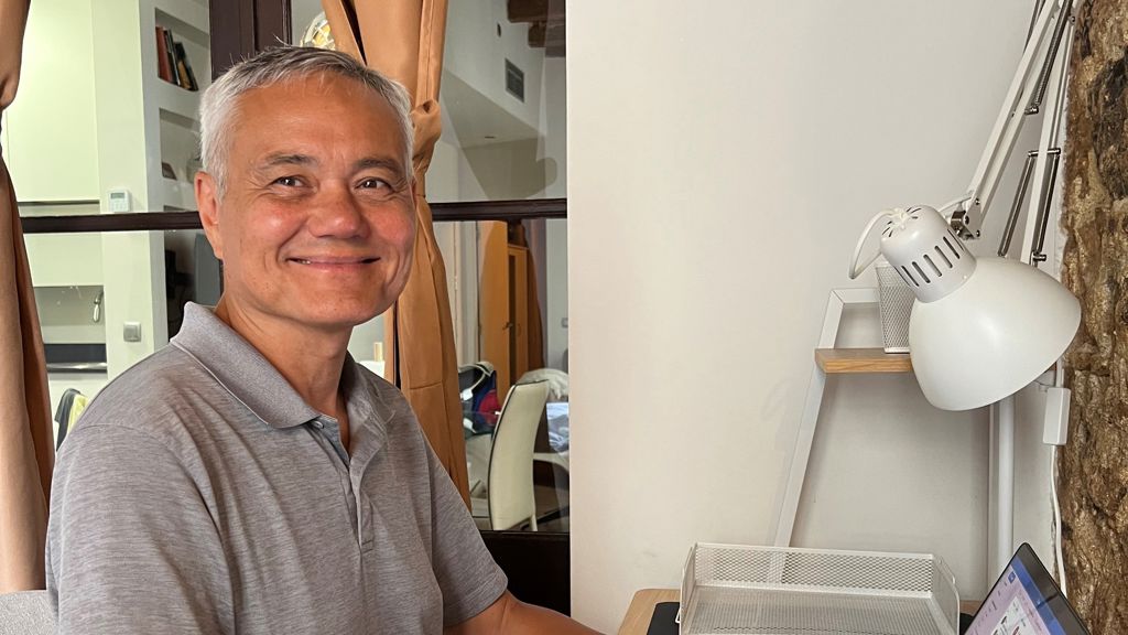 Peter Rasmussen ved sin PC
