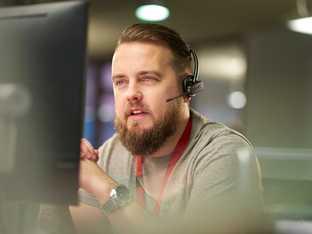 en mand snakker over sit headset