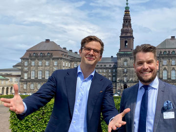Alex Vanopslagh og Ulrik Knudsen foran Christiansborg