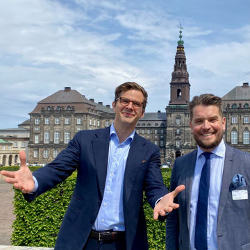 Alex Vanopslagh og Ulrik Knudsen foran Christiansborg