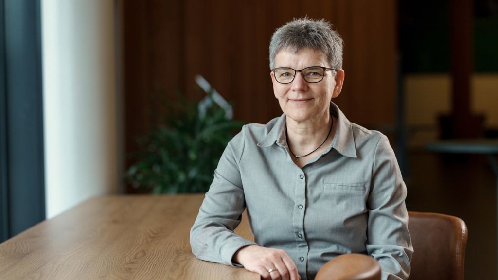 Kvinde siddende ved bord