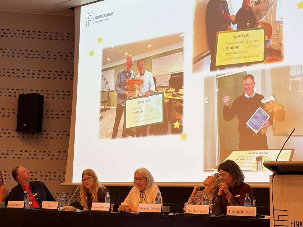 person på talerstolen med præsentation i baggrunden