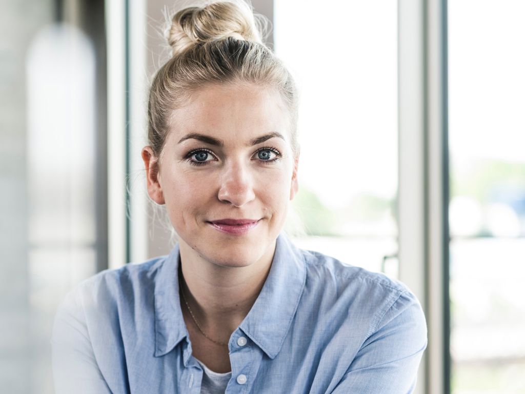 Kvinde i lyse omgivelser der kigger intenst