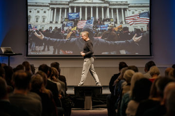 Steffen Kretz går rundt på foredragsscene