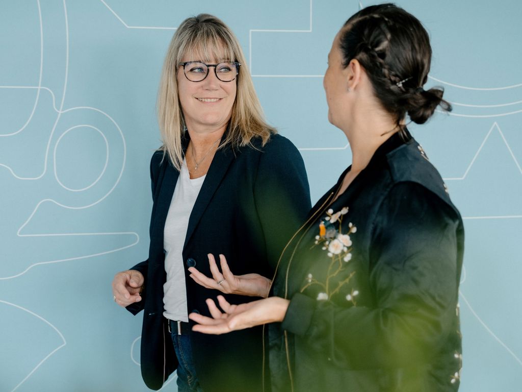 to kvinder taler sammen