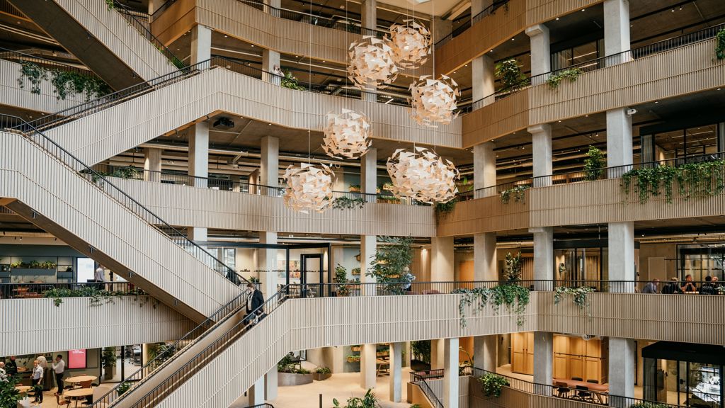 Arbejdernes Landsbank indefra med trapper og lamper