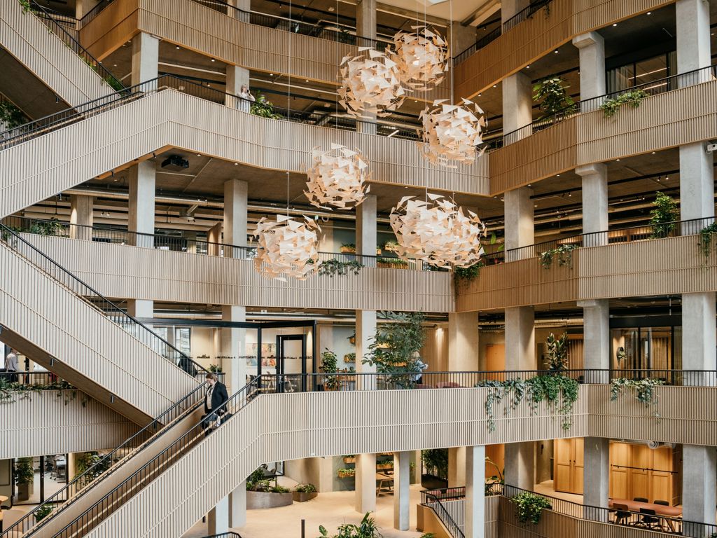 Arbejdernes Landsbank indefra med trapper og lamper